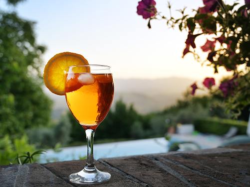 Apéritif au coucher du soleil : service traiteur au bord de la piscine avec tapas & rosé, ou dans une crique