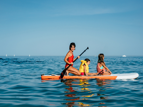Mini-kits thématiques : ex. « Kids Beach Kit », « Paddleboard avec glacière », « Luxury Chill Pack »