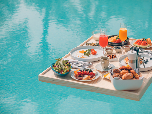 livraison de boulangerie, ou petit-déjeuner flottant dans la piscine