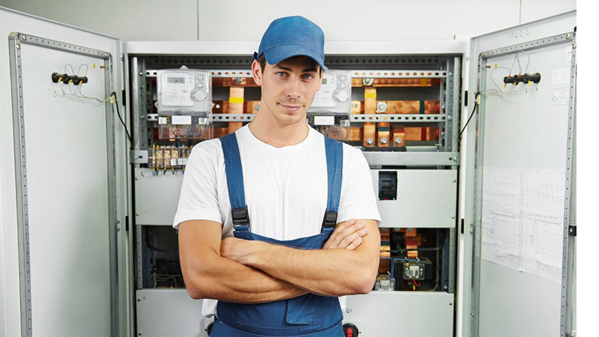 Elektriker arbeitet an Elektroinstallation in mediterraner Villa an der Côte d’Azur