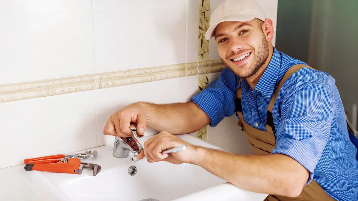 Jardiniers professionnels sélectionnant des plantes et fleurs pour l’entretien de jardins sur la Côte d’Azur.