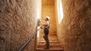 Elektriker führt Sicherheitsprüfung an Elektroanlage in Haus an der Côte d’Azur durch