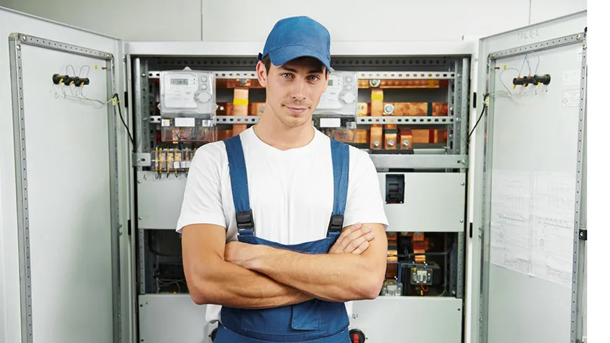 Elektriker arbeitet an Elektroinstallation in mediterraner Villa an der Côte d’Azur