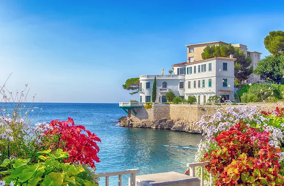 Maison méditerranéenne de prestige sur la Côte d’Azur – vente immobilière haut de gamme avec Sur la mer